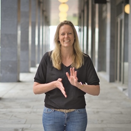 Marieke-tolk-gebarentaal