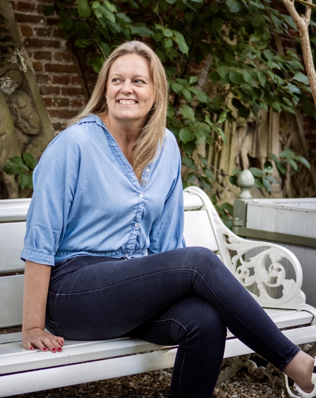 Marieke-op-bankje-wegkijkend Marieke-Laptop-Bureau